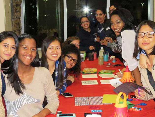 students working club sign-up booth