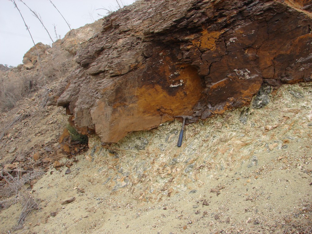 pillow lava/umber contact