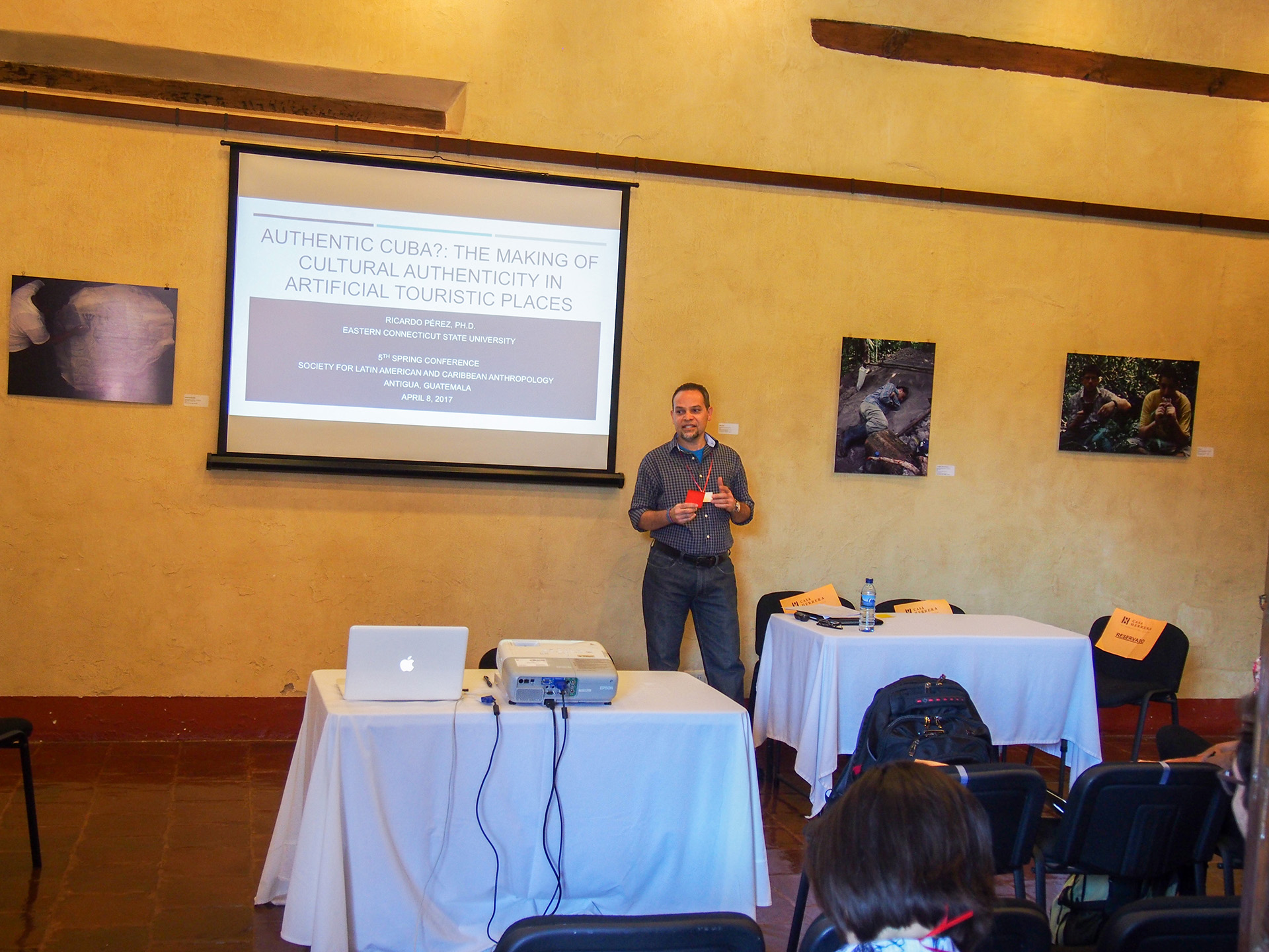 Ricardo Pérez giving a presentation