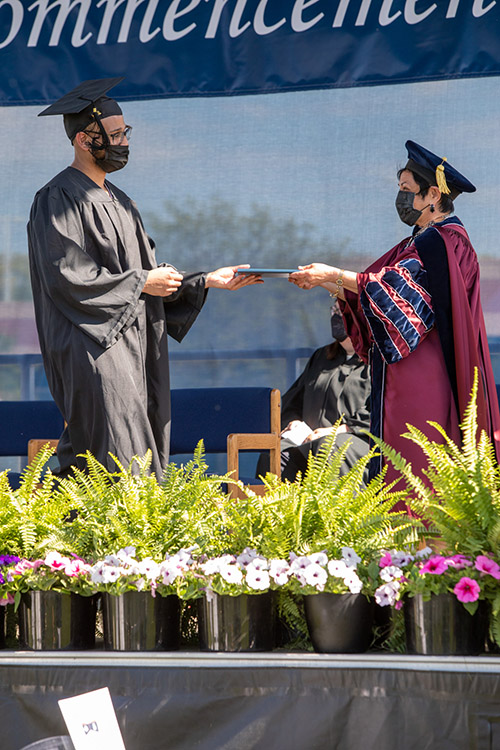 Handing diploma 