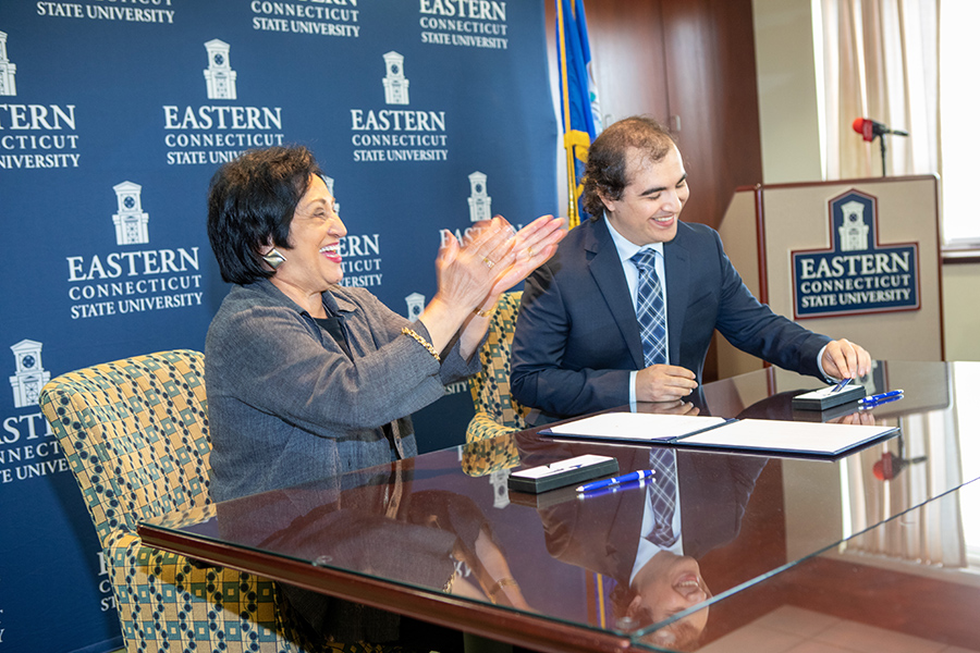 Eastern President Elsa Núñez and Claudio Melendez-Cooper of the Hispanic Alliance of Southeastern Connecticut sign an agreement. 