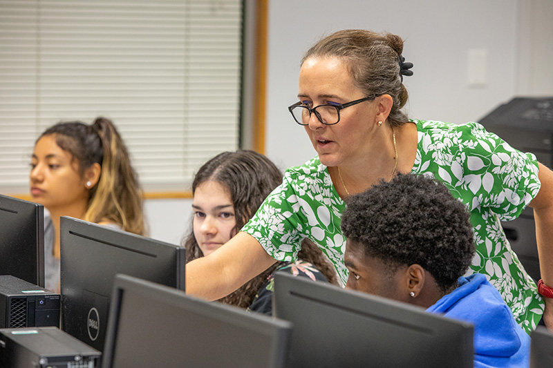 Fatma Pakdil assists students