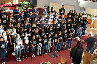 Eastern's Chamber Singers perform at Escuela de Bellas Artes.