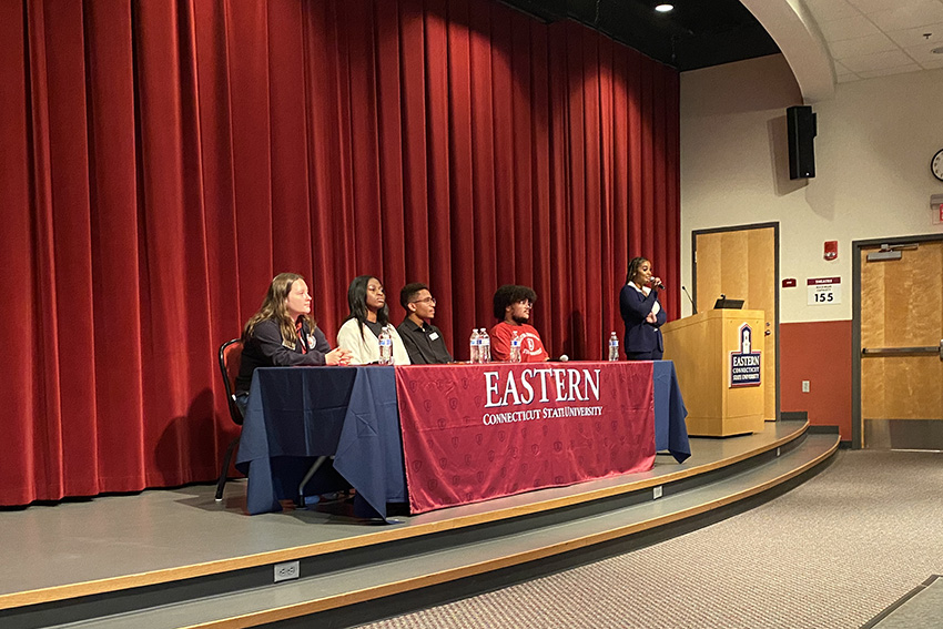 Prospective students and families speak with current students