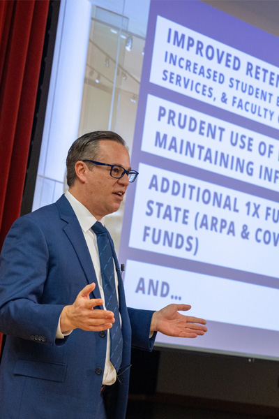 Jeremy Campbell speaking during the university meeting
